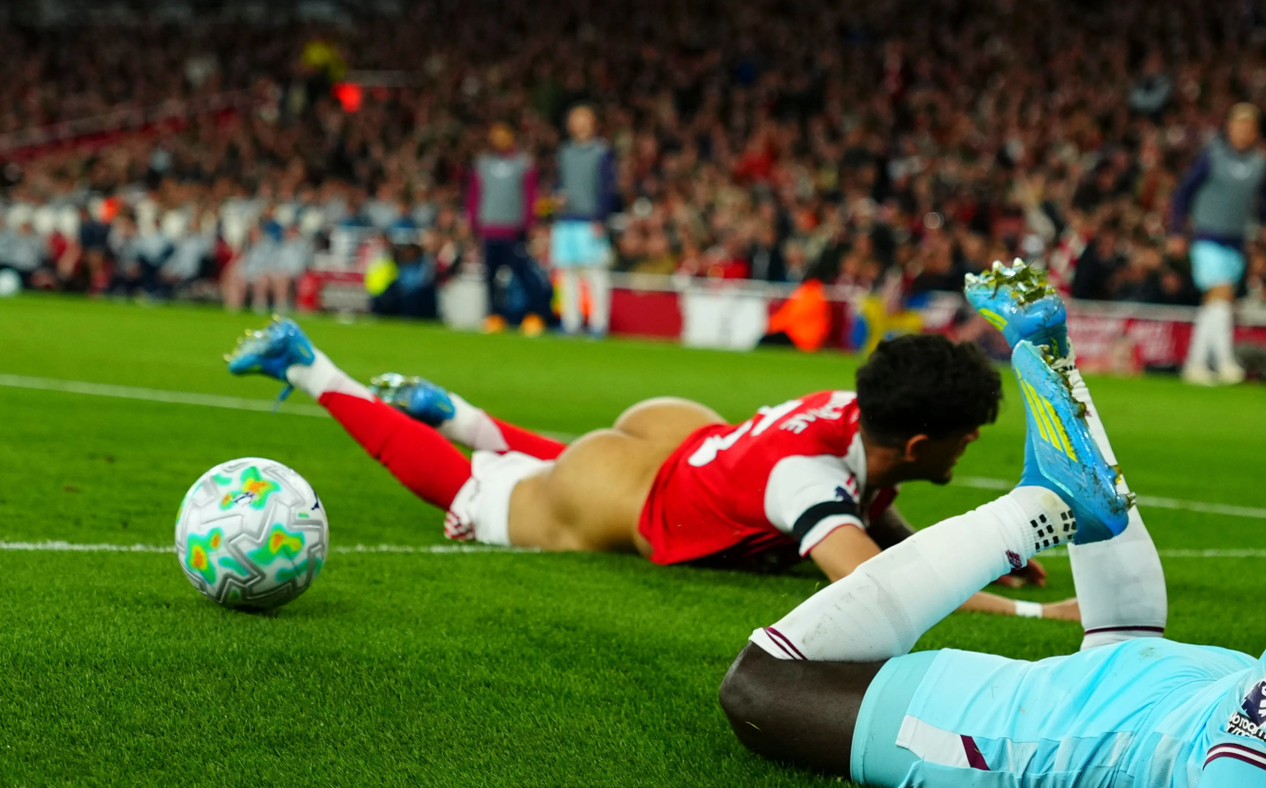 Caught on Camera: Hincapié's Pants Pulled Down Live at the Emirates — and the Crowd Went Wild